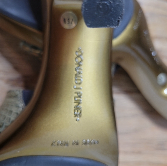 Donald J. Pliner Couture Gold Croc-Embossed Women's Sandals Size 7 1/2 N. Shoes - Picture 7 of 7